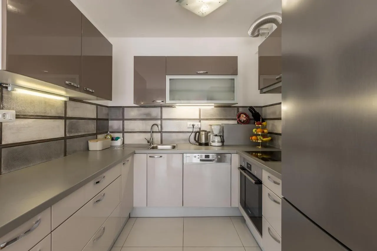 Izabela L Apartment Split