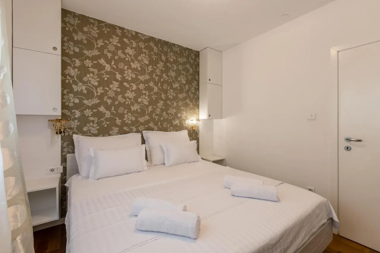 Izabela L Apartment Split