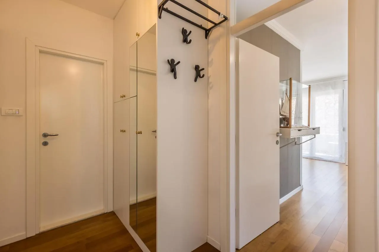 Izabela L Apartment Split