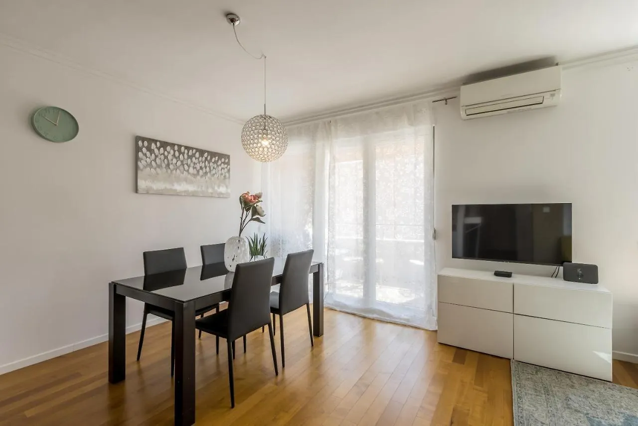 Izabela L Apartment Split