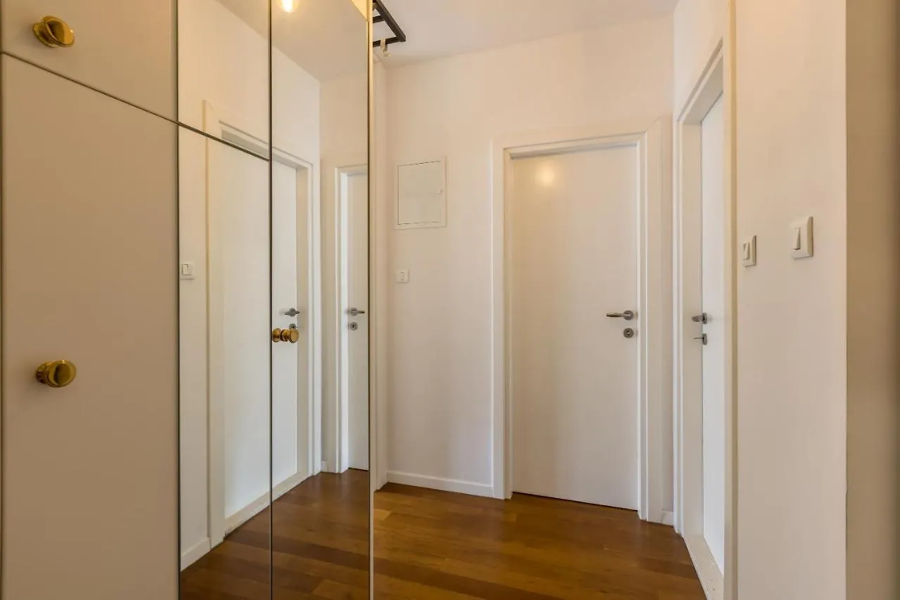 Izabela L Apartment Split