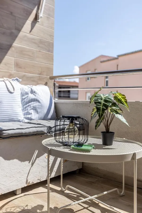 Izabela L Apartment Split