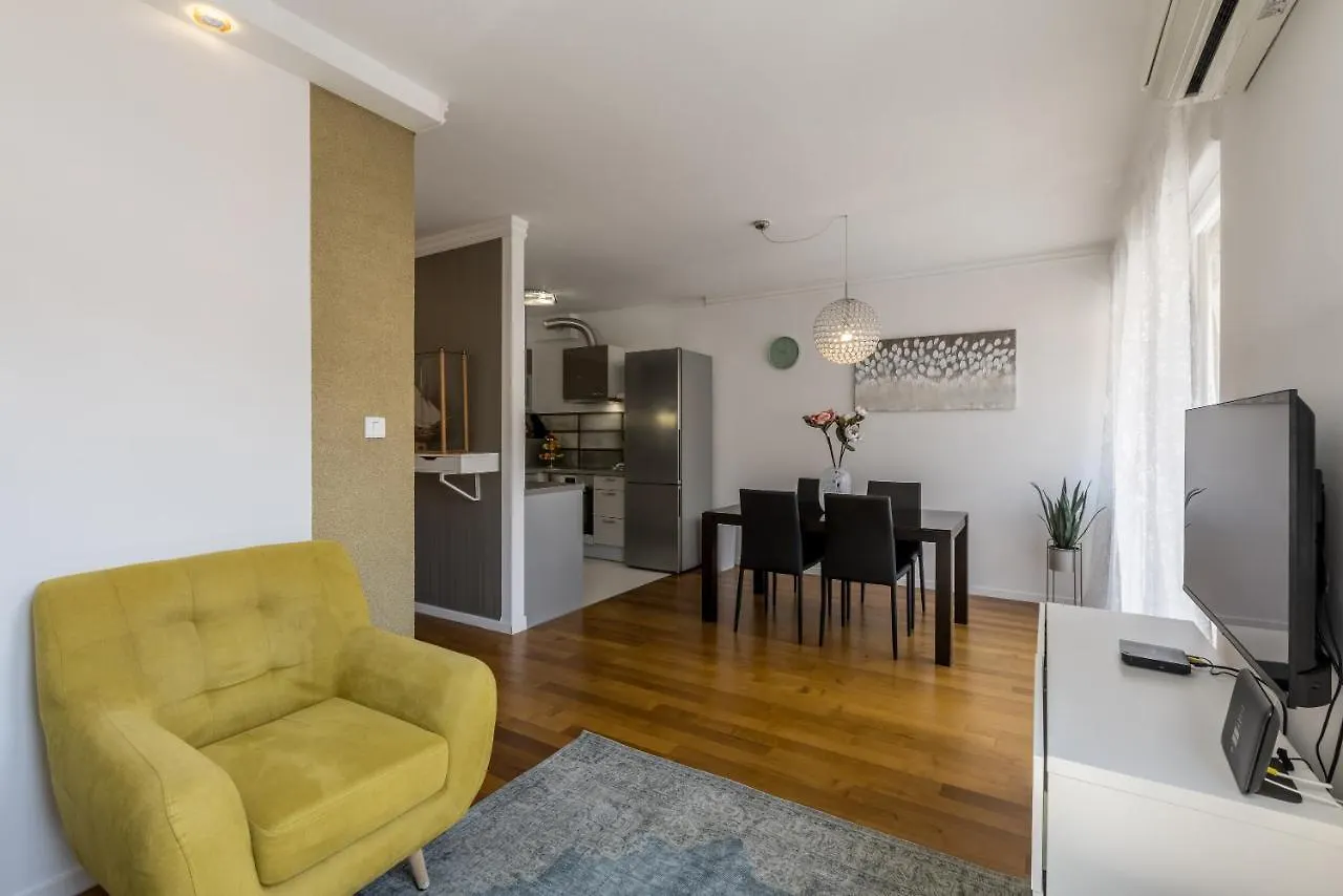 Izabela L Apartment Split