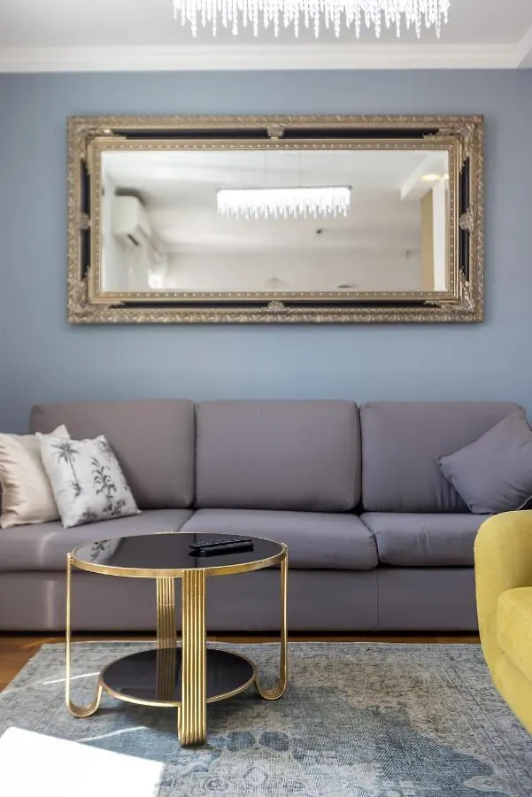 Izabela L Apartment Split